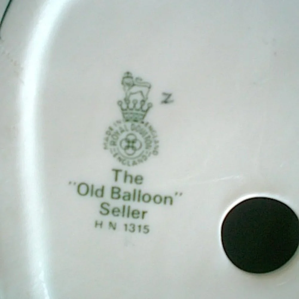 ROYAL DOULTON THE OLD BALLOON SELLER HN1315 vintage grandma cottage porcelain